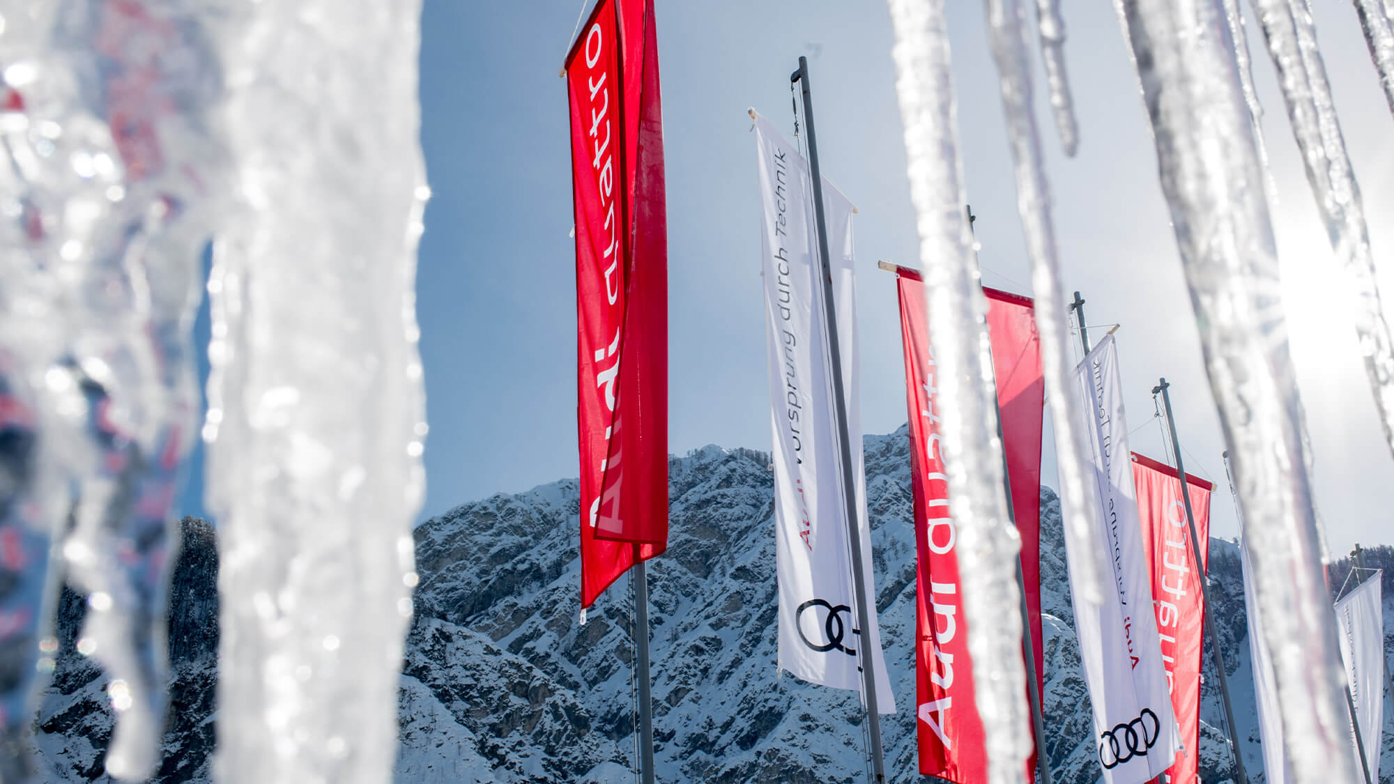 Pogled na ledene sveče in zastave